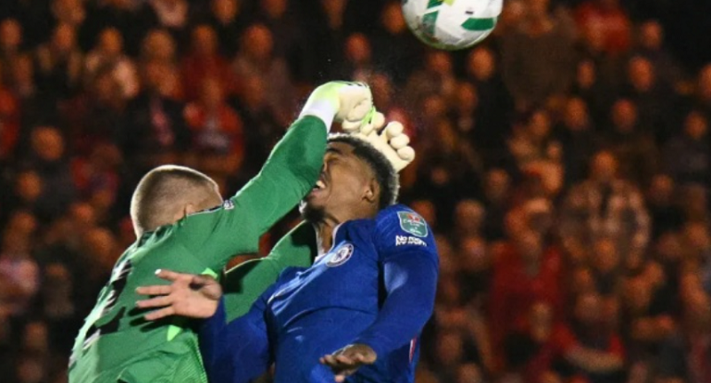 het-robert-sanchez-roi-den-jorgensen-fan-chelsea-ngan-ngam-voi-khung-go